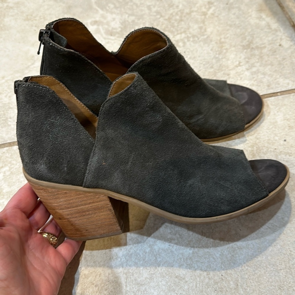 Susina Carina Grey Suede Stacked Heel Booties Boots 8.5